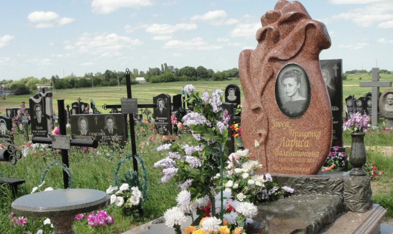 Памятник из гранита в форме цветка и его значение