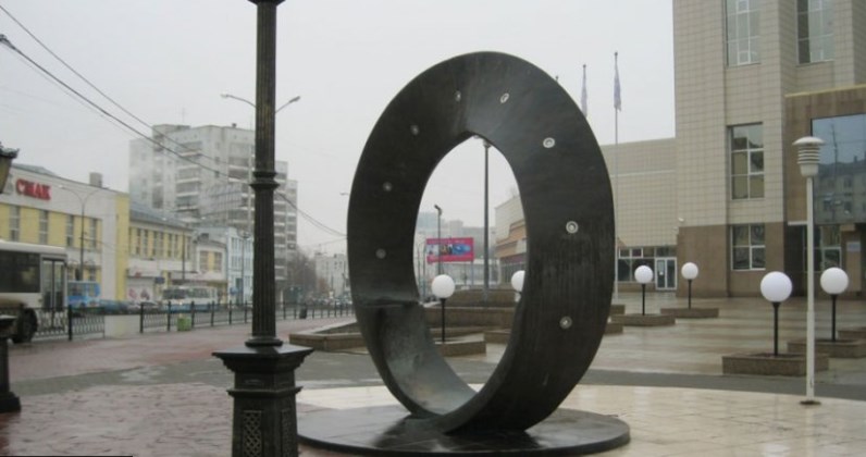 Памятник загадочной ленте Мёбиуса в Минске